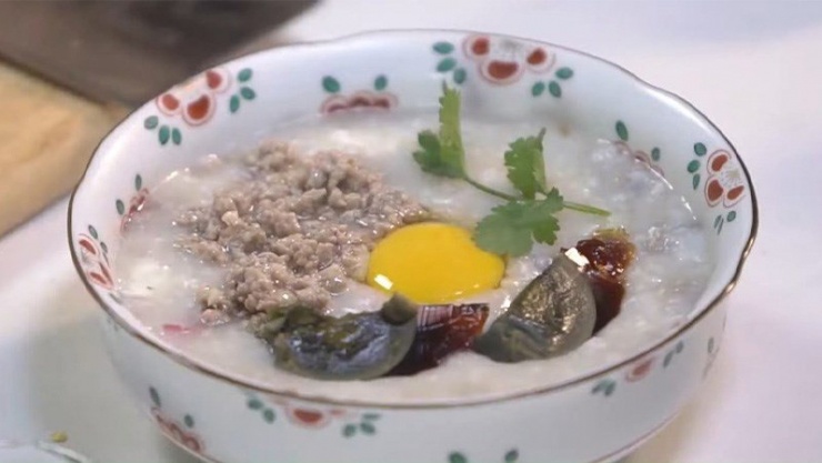 Nước cháo trắng sền sệt, sóng sánh và đậm đà. Hoà vào đó là thịt bò bằm dai ngon, lòng đỏ trứng gà và trứng bắc thảo béo ngậy, rắc thêm một ít rau ngò dậy mùi. Chỉ đơn giản vậy thôi mà khiến ai cũng phải thích mê!