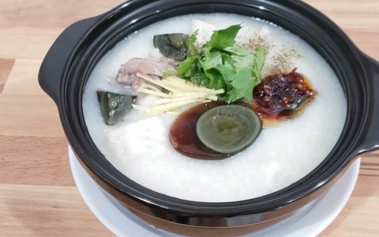 Tuy có nguồn gốc từ Trung Hoa nhưng hương vị của món cháo cá trứng bắc thảo lại khá phù hợp với khẩu vị của người Việt! Tô cháo nóng hổi với những miếng cá mềm mềm, ngọt nước hoà cùng trứng bắc thảo béo bùi, trong phần nước cháo chín nhừ, sóng sánh.