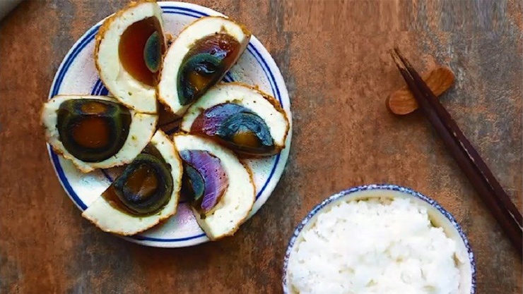 Chả cá tươi thơm ngon được chiên một cách khéo léo, có lớp vỏ bên ngoài vàng óng ả bọc lấy phần trứng bắc thảo beo béo, bùi bùi bên trong.