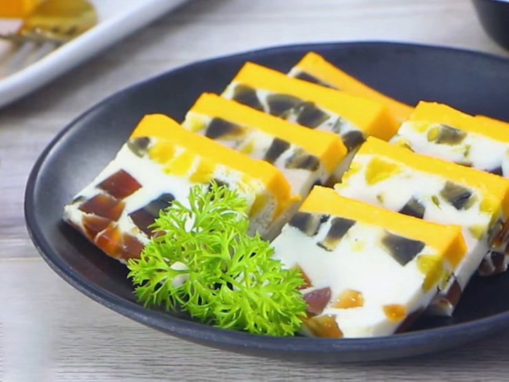 Lớp lòng đỏ trứng gà ở trên vàng ươm, trông vô cùng thu hút. Lớp dưới có vị béo ngậy của sữa hoà quyện với trứng muối mằn mặn, trứng bắc thảo vừa giòn lại vừa bùi.