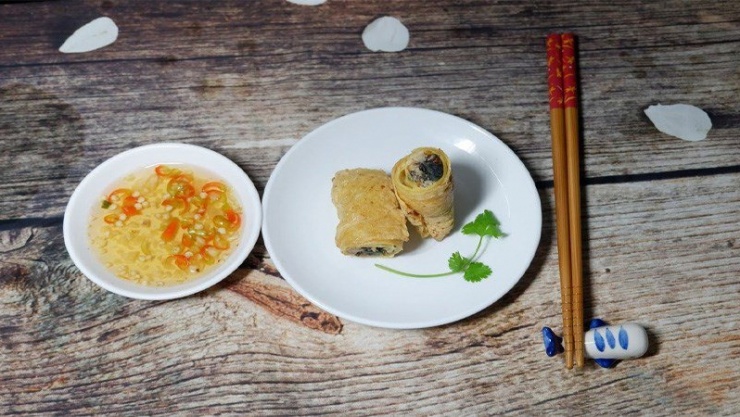 Món ăn có lớp vỏ tàu hủ ky bên ngoài được chiên giòn rụm, tan ngay trong miệng. Phần nhân bên trong được làm từ nấm sợi dai dai, thịt heo bằm ngon ngọt và trứng bắc thảo bùi béo.