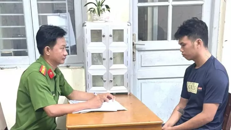 Đặng HOàng Duy dùng thanh sắt tấn công phụ nữ đi đường để cướp tài sản. Ảnh: CA