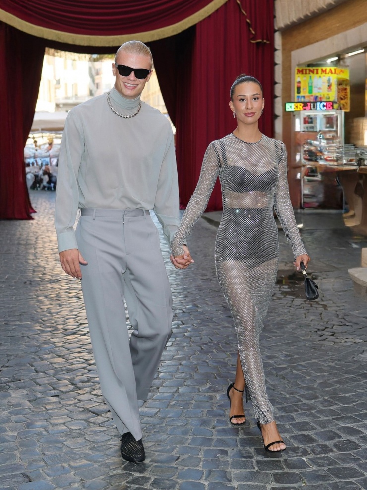 Chân sút Man City và bạn gái thu hút ống kính khi cùng mặc đồ màu bạc, tay trong tay tới Haute Couture Fashion Show của Dolce & Gabbana hôm 15/7.
