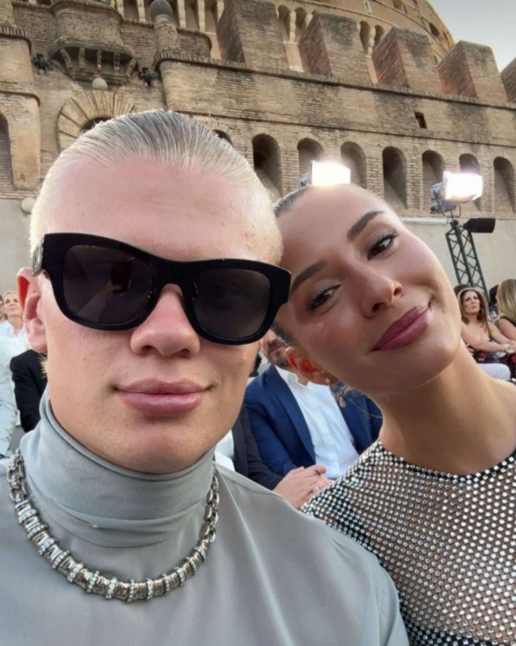 Đôi trẻ selfie khi dự show thời trang toàn sao của nhà mốt Italy. Truyền thông Anh cho biết Haaland đã ký hợp đồng hai triệu bảng với thương hiệu thời trang Dolce & Gabbana năm 2023. Trên trang cá nhân, tiền đạo sinh năm 2000 thường xuyên 'lăng xê' sản phẩm của Dolce & Gabbana.