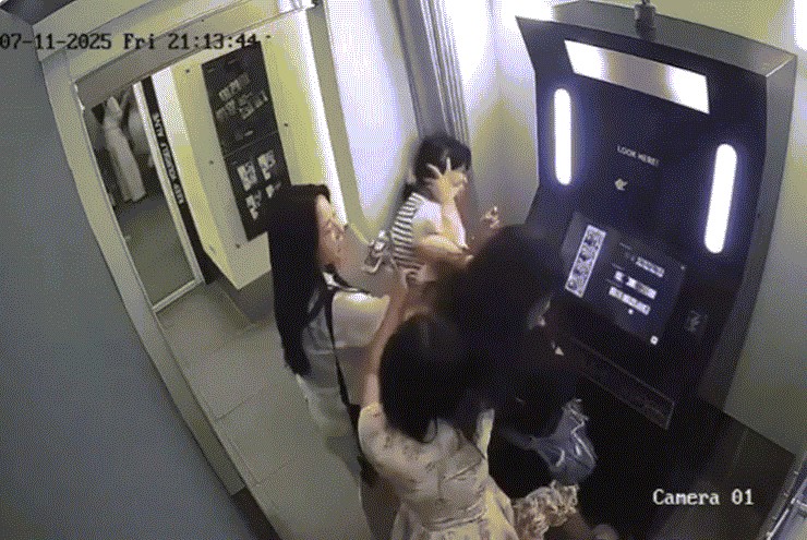Công ty Hàn Quốc sa thải nhân viên ' hành hung ' cô gái tại tiệm chụp ảnh