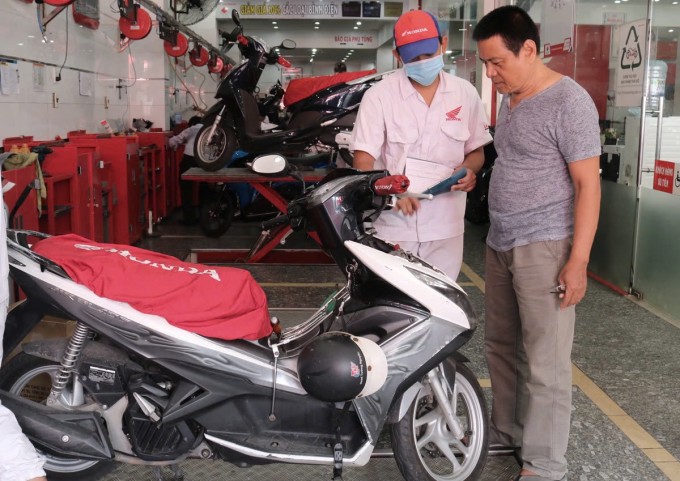  Người dân đi đo khí thải miễn phí tại trung tâm bảo  dưỡng, năm 2020. Ảnh: Giang Anh  