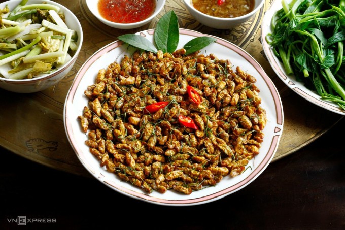 Nhộng tằm rang cùng lá chanh giúp cân bằng vị và giảm nguy cơ xảy ra dị ứng. Ảnh: Bùi Thủy