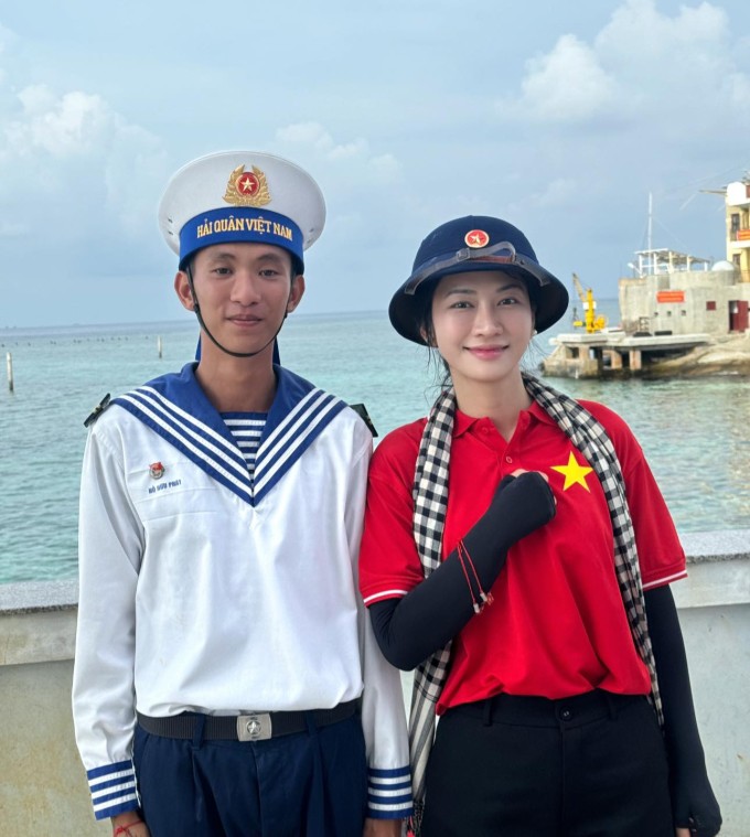 Lê Bống khi giao lưu với lính đảo Trường Sa trong chuyến thăm đảo hồi đầu tháng 5.
