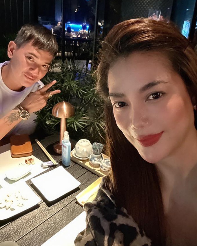 Trương Ngọc Ánh đi ăn cùng em trai, tối 12/7.