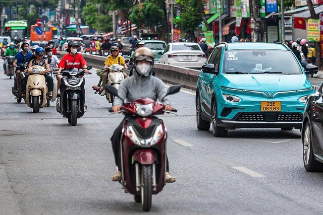 Cấm xe máy chạy xăng ở nội đô Hà Nội để khắc phục tình trạng ô nhiễm không khí.