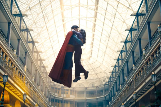 Cảnh nhân vật Người Thép hôn Lois Lane trong "Superman". Ảnh: DC Studios