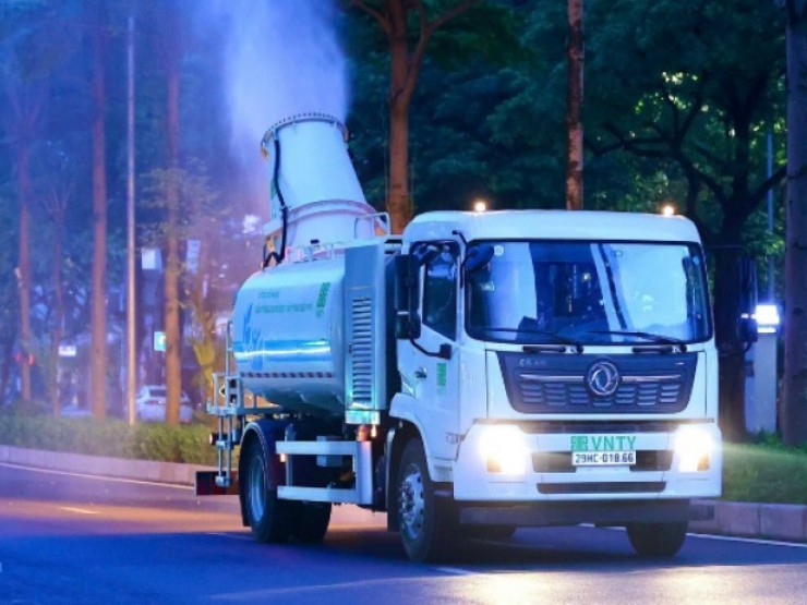 Tận thấy ‘pháo xa sương mù’ dập bụi mịn trên đường phố Hà Nội