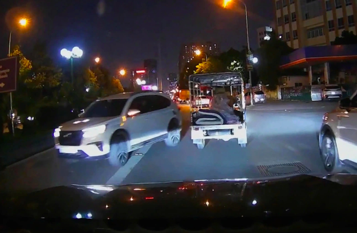 Hình ảnh chiếc ô tô con đi ngược chiều trên đường Tố Hữu. Ảnh cắt từ clip