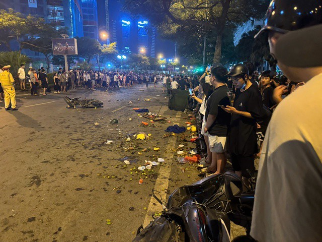Hiện trường tan hoang trong vụ tai nạn giao thông liên hoàn tối 16/7 tại phường Dương Nội, Hà Nội.