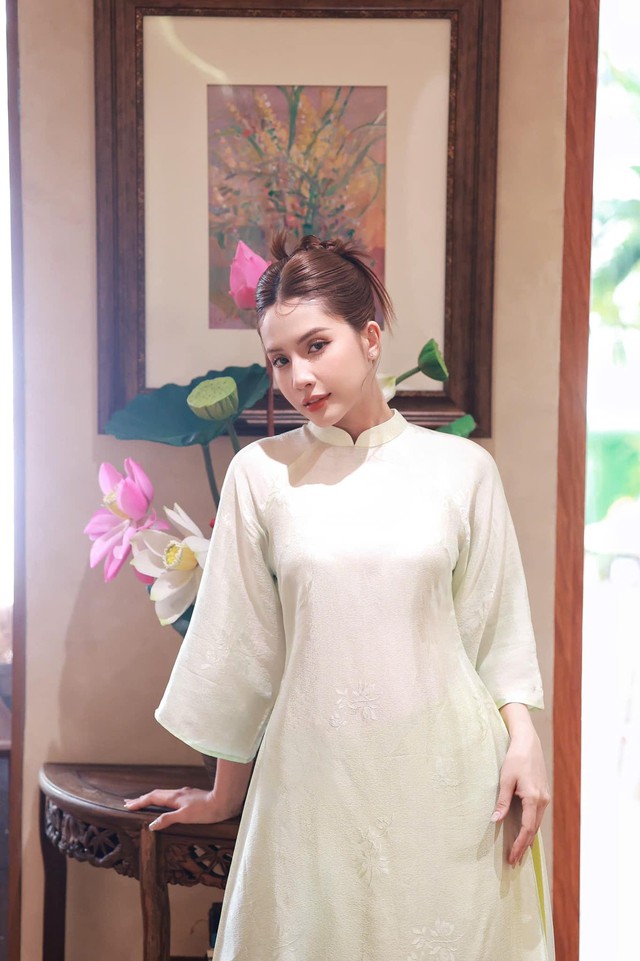 Thỉnh thoảng, cô cũng tiết chế bằng những bộ cánh kín đáo nhưng vẫn tinh tế, dịu dàng.