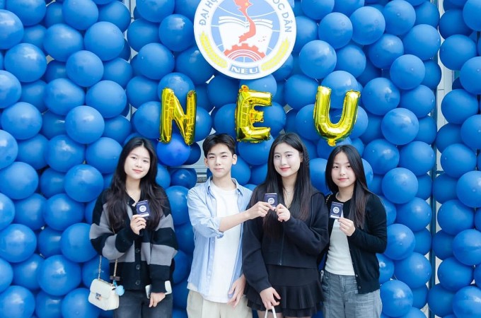 Học sinh tham quan Đại học Kinh tế Quốc dân, tháng 3/2025. Ảnh: NEU