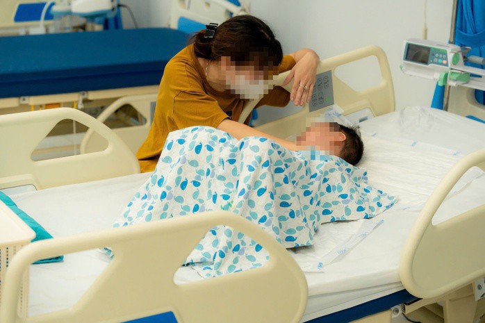 Bé trai là nạn nhân vụ tai nạn liên hoàn đang được điều trị tích cực. Ảnh: Bệnh viện cung cấp