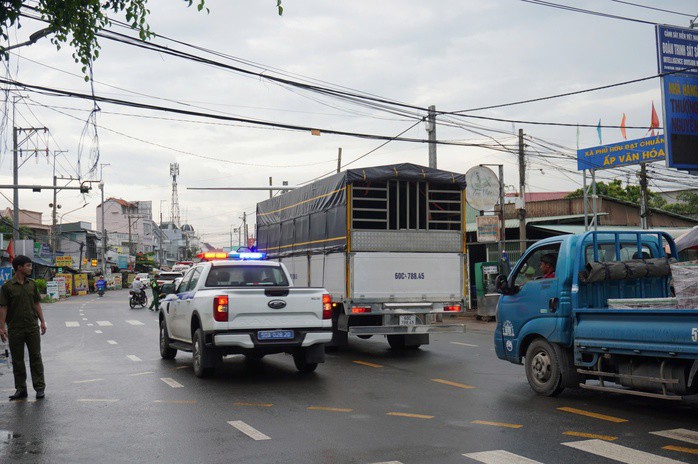 Lực lượng chức năng đến hiện trường điều tiết giao thông.