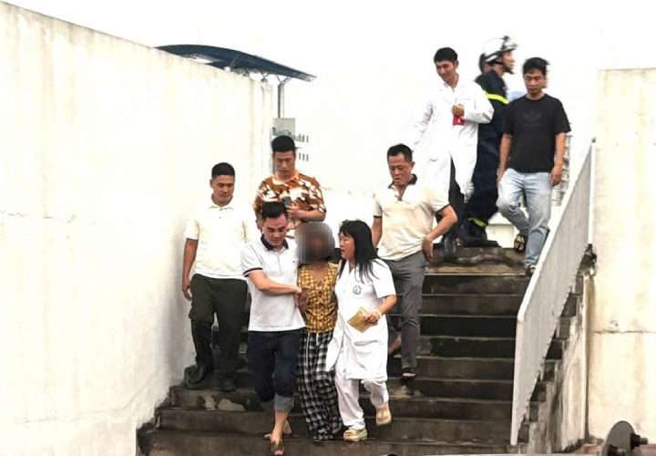 Giây phút giải cứu bé gái thành công. Ảnh: BVCC.