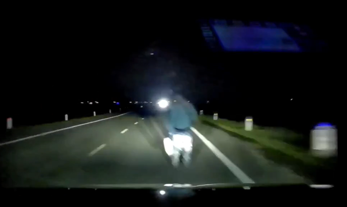 Hình ảnh người đàn ông đi bộ trên làn đường dành cho phương tiện cơ giới trước khi bị ô tô tông tử vong