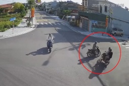 Clip: Va chạm cực mạnh, 3 thanh niên và người phụ nữ bị hất văng lên vỉa hè