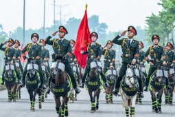Cảnh sát cơ động kỵ binh tập luyện ở thao trường