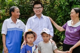 Bố phụ hồ, mẹ không biết chữ, con là thủ khoa toàn quốc thi tốt nghiệp THPT 2025