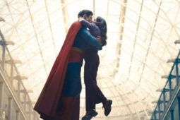 Ấn Độ cắt cảnh hôn 33 giây trong 'Superman'