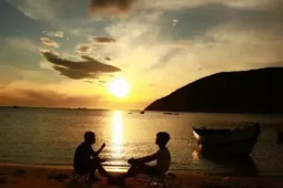 Bãi Thùng hoang sơ vẫy gọi du khách mê cắm trại ven biển