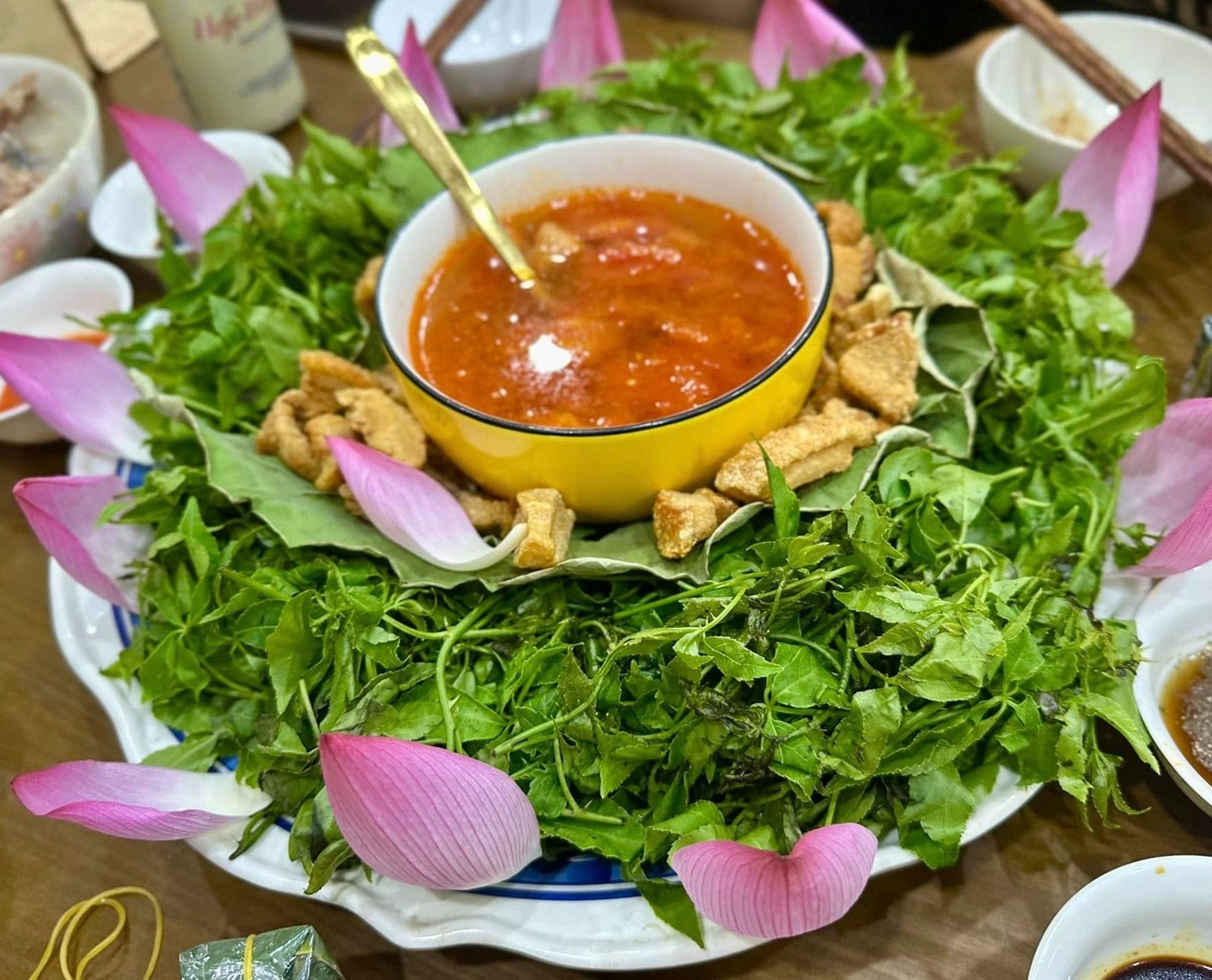 Loại rau này dùng để nhúng lẩu hoặc ăn sống, chấm với tóp mỡ chưng cà chua đều ngon. Ảnh: Lê Triều Dương