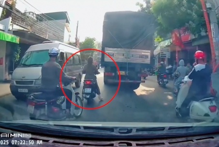 Clip: Tránh xe máy quay đầu, cô gái ngã ra đường bị ô tô tải chèn qua chân