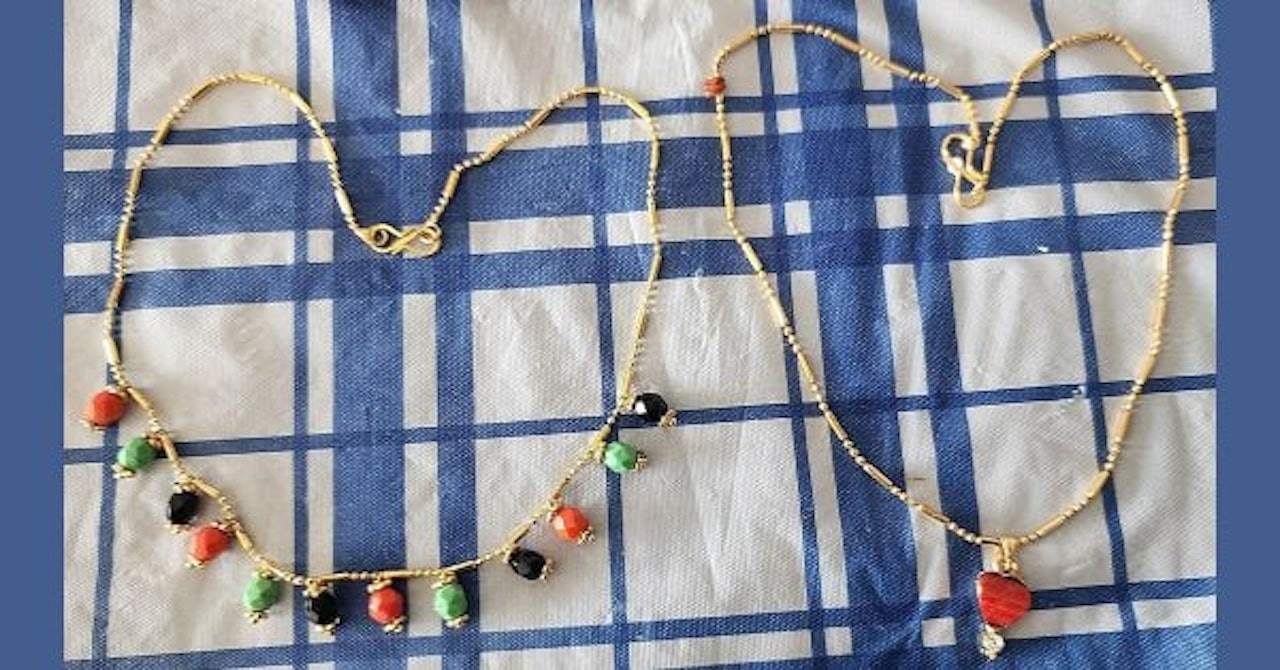 Những sợi dây chuyền cô cất giữ suốt 17 năm hóa ra lại là vàng giả.