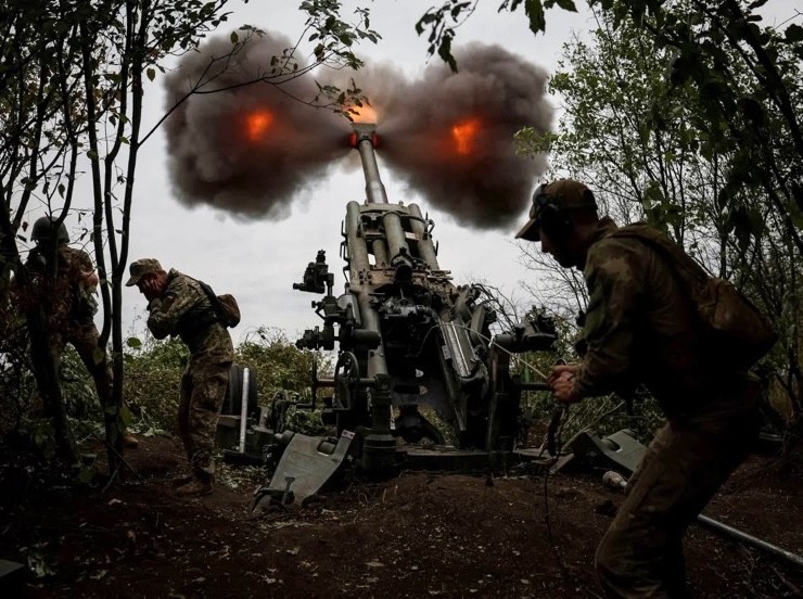 Binh sĩ Ukraine vận hành lựu pháo M777 do Mỹ cung cấp. Ảnh: Reuters.