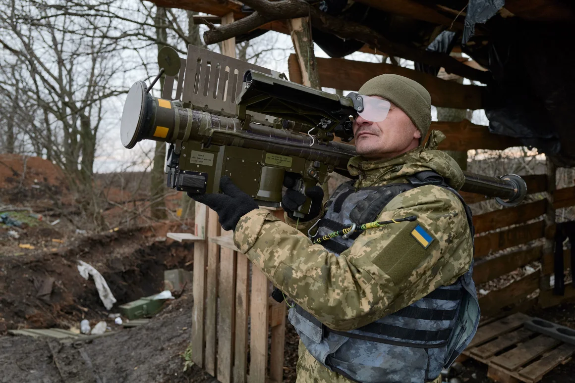 Tên lửa phòng không vác vai MANPAD do Mỹ cung cấp cho Ukraine. Ảnh: Getty Images.