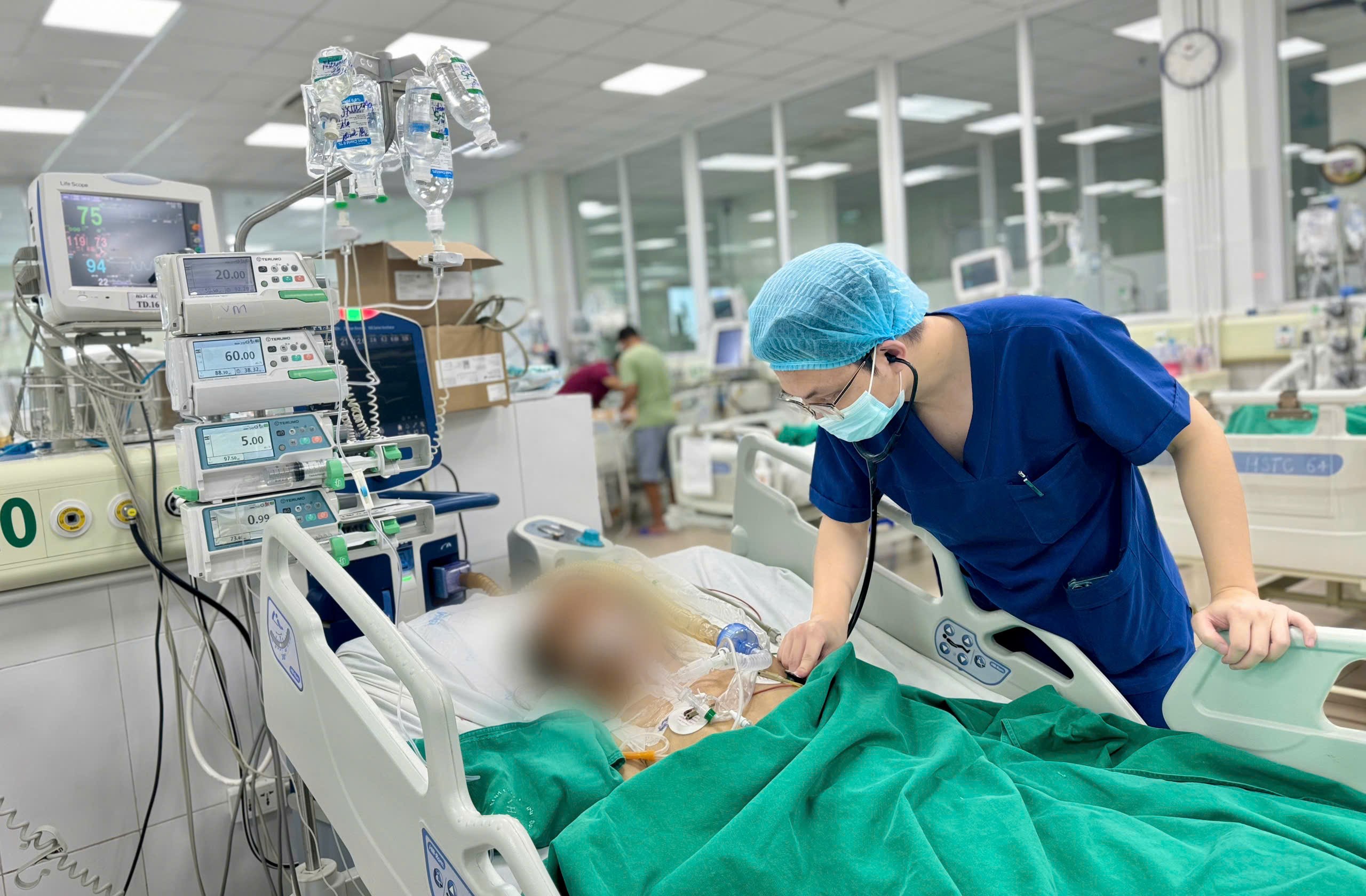 Bác sĩ thăm khám cho bệnh nhân xơ gan do rượu. 