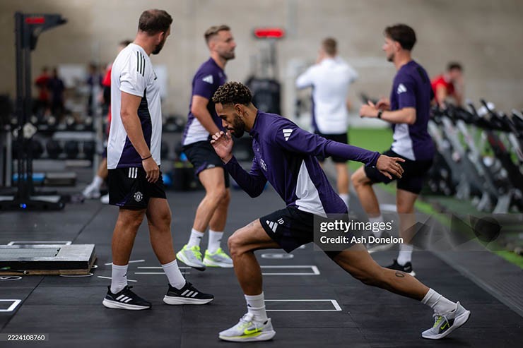 Tân binh Matheus Cunha miệt mài tập luyện