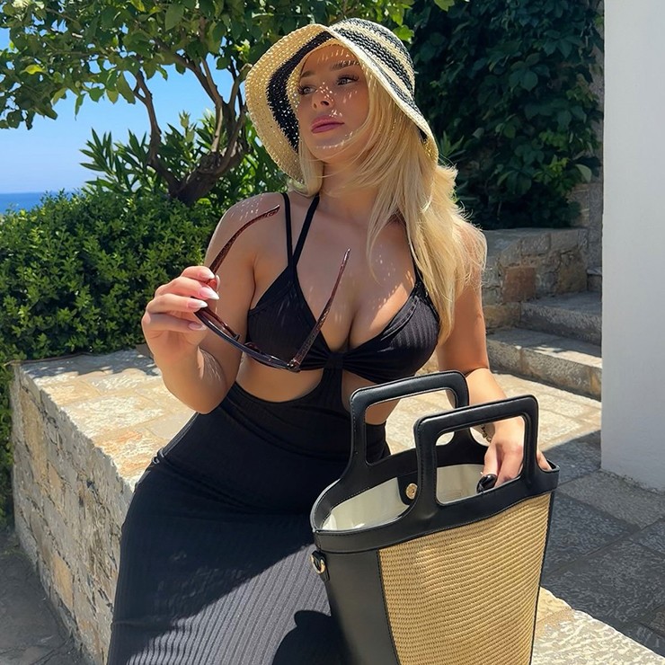 Tự tin khoe đường cong trong bộ bikini cắt xẻ táo bạo