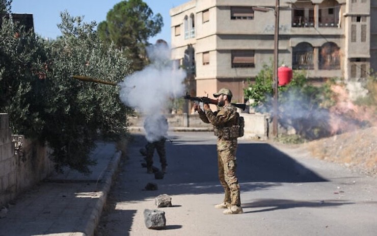 Một chiến binh của quân đội chính phủ Syria phóng rocket vác vai ở thành phố Sweida hôm 16/7. Ảnh: AFP.