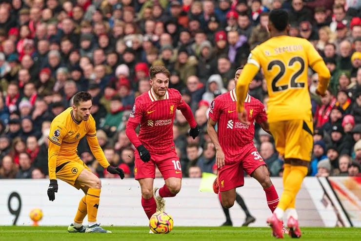 Mac Allister (số 10) thi đấu tuyệt hay trong màu áo Liverpool