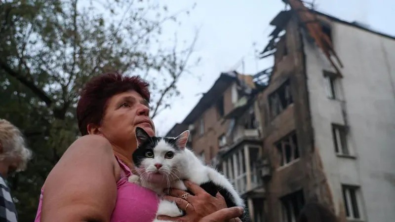Một người dân ở thủ đô Kiev. Ảnh: BBC