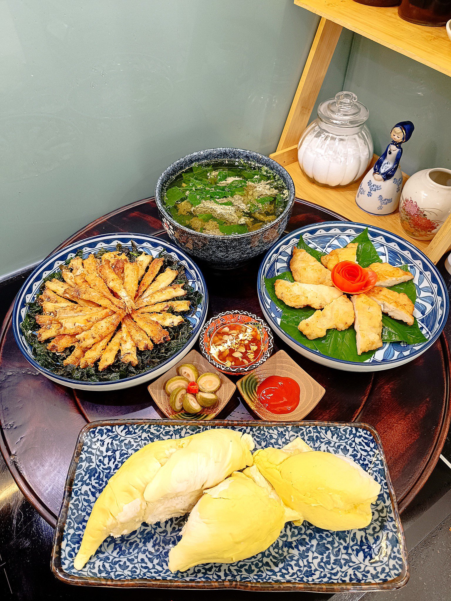 Canh cua rau mồng tơi - Cá cơm chiên giòn lá lốt - Chả mực - Sấu ngâm mắm - Sầu riêng