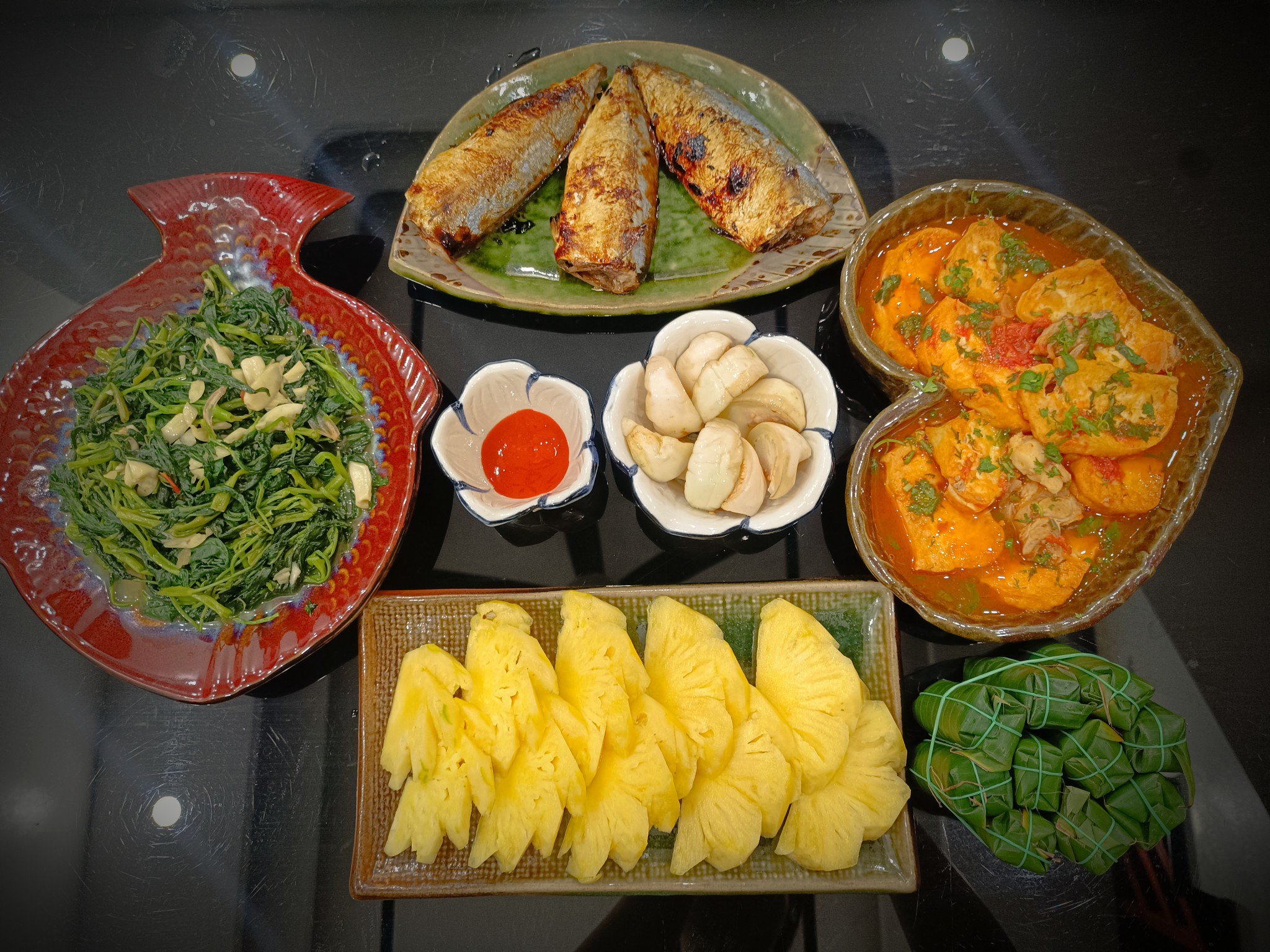 Đậu sốt cà chua - Cá bạc má kho mật mía - Rau muống xào tỏi - Nem chua rán - Dứa