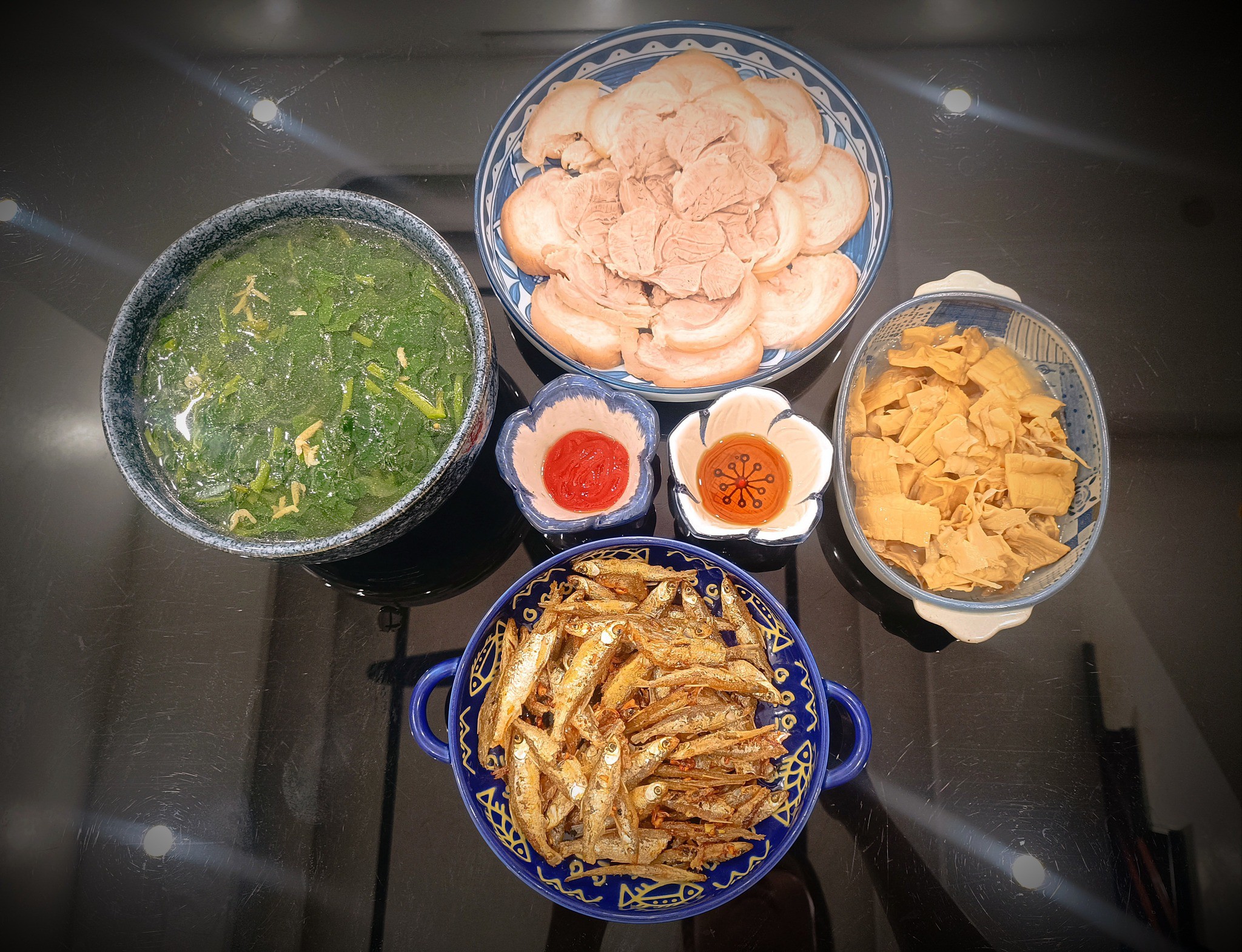 Thịt chân giò luộc - Cá tép chiên sốt mắm tỏi gừng - Canh mồng tơi tép khô