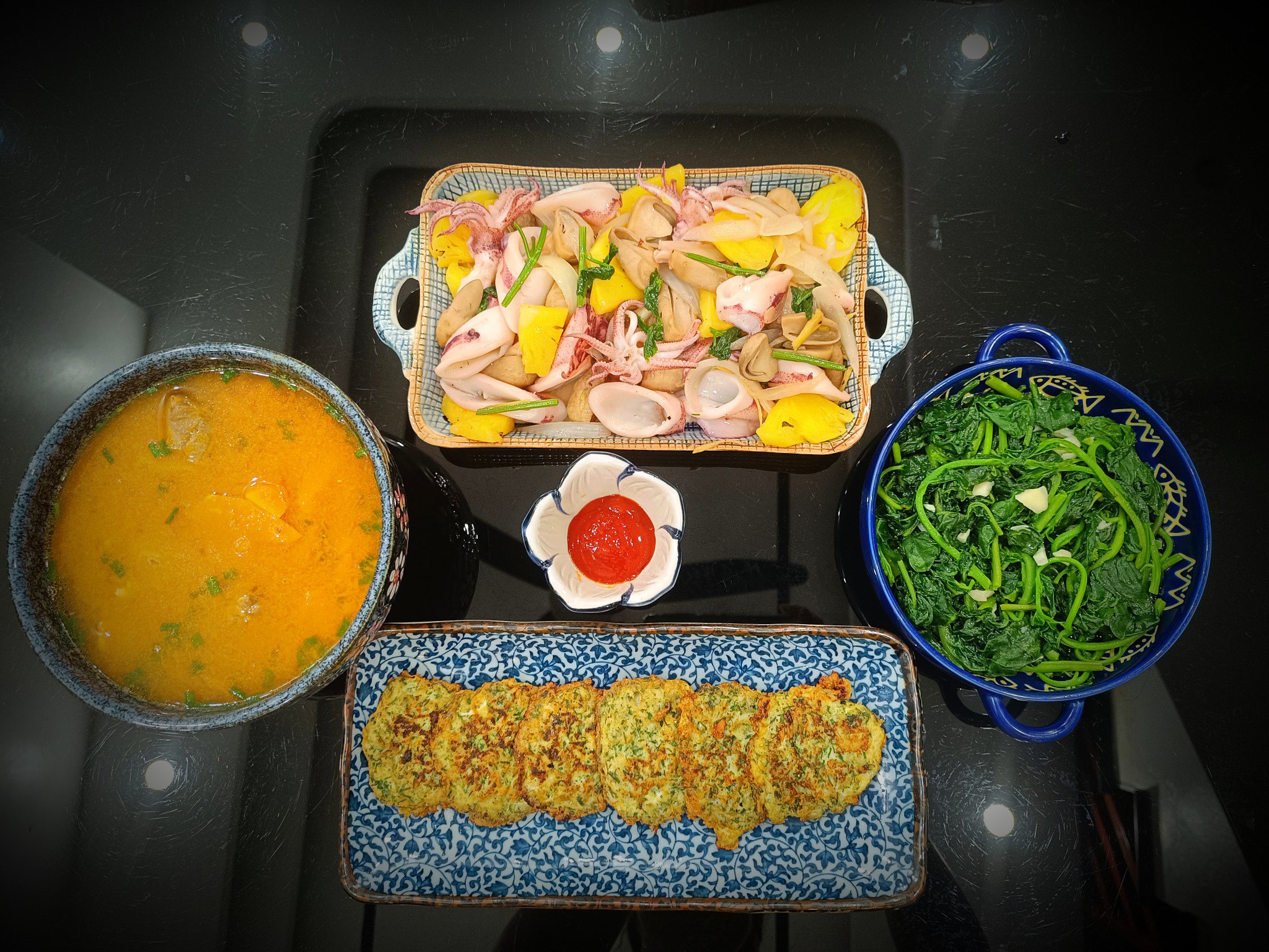 Canh bí đỏ - Mực xào dứa - Chả cá ngần biển - Rau mồng tơi xào tỏi