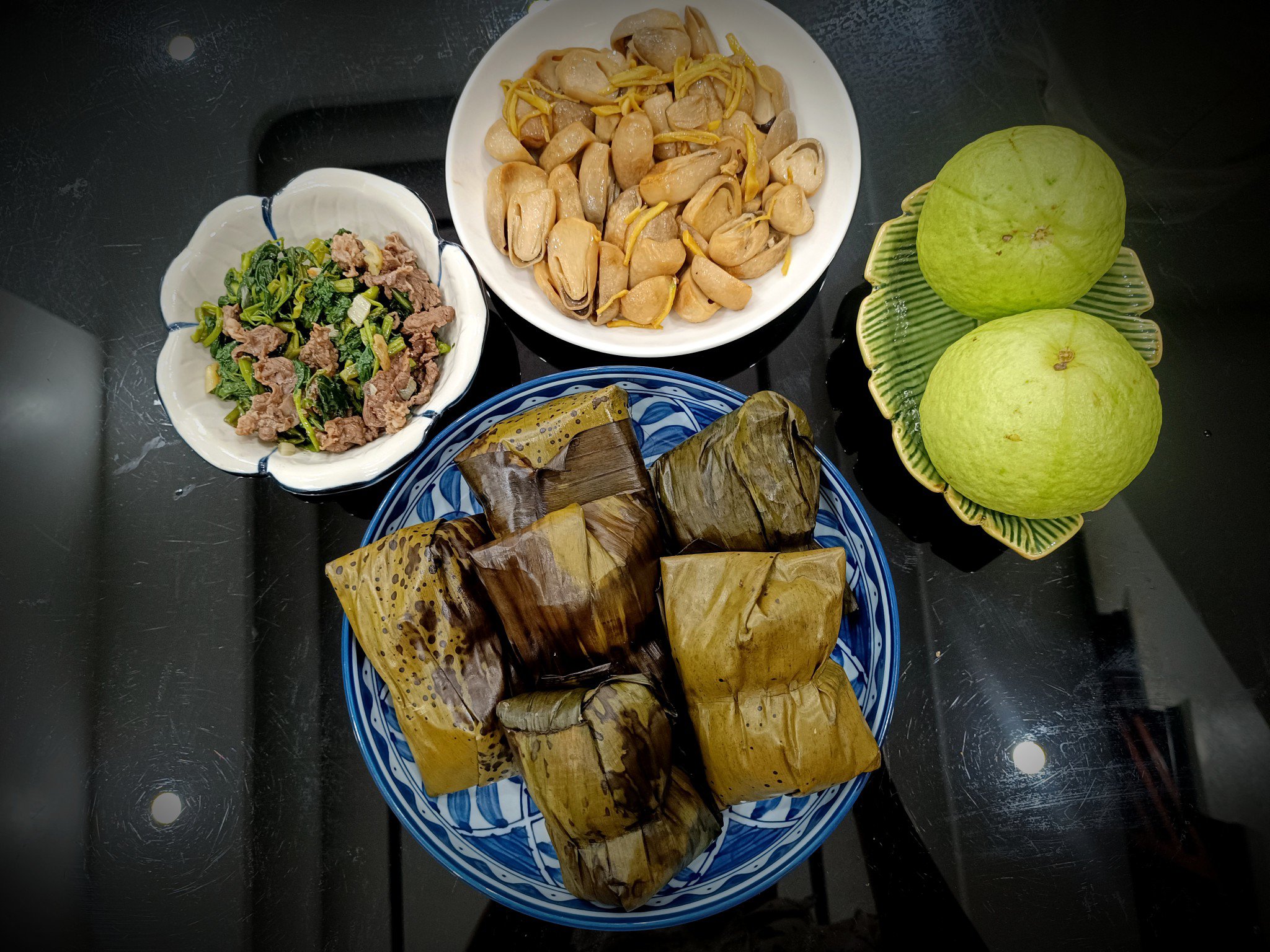Thịt bò xào rau muống - Nấm xào&nbsp;- Bánh nếp - Ổi