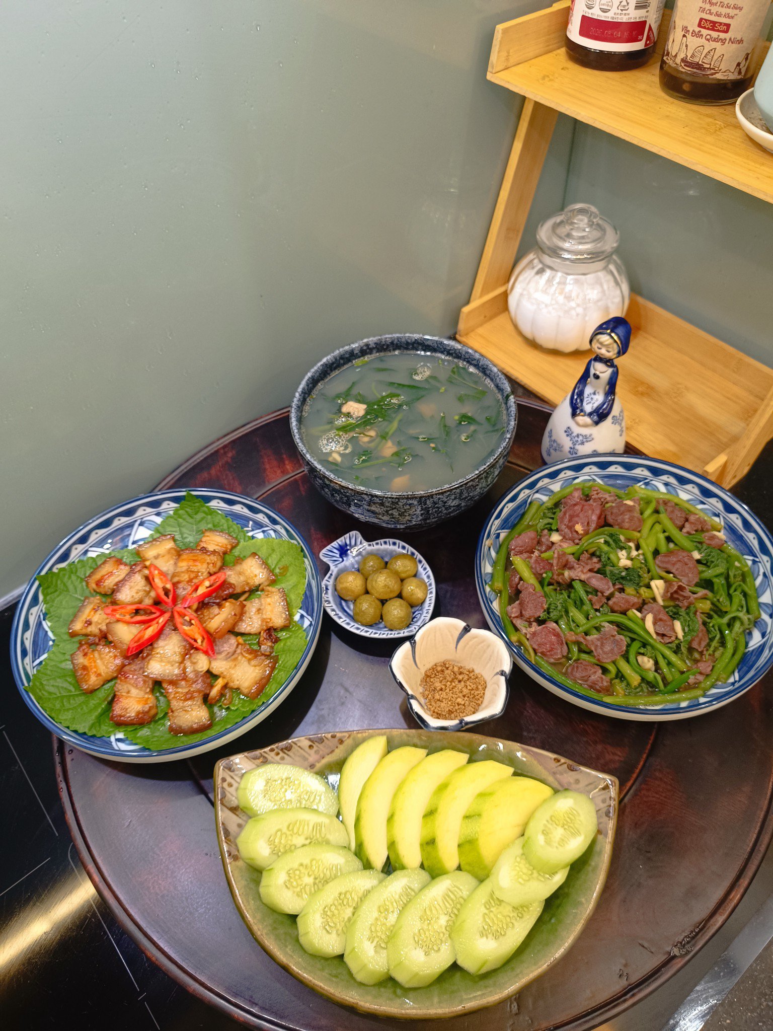Canh ngao - Thịt ba chỉ áp chảo sốt mắm - Thịt bò xào ngọn bí - Sấu ngâm mắm - Dưa chuột, xoài