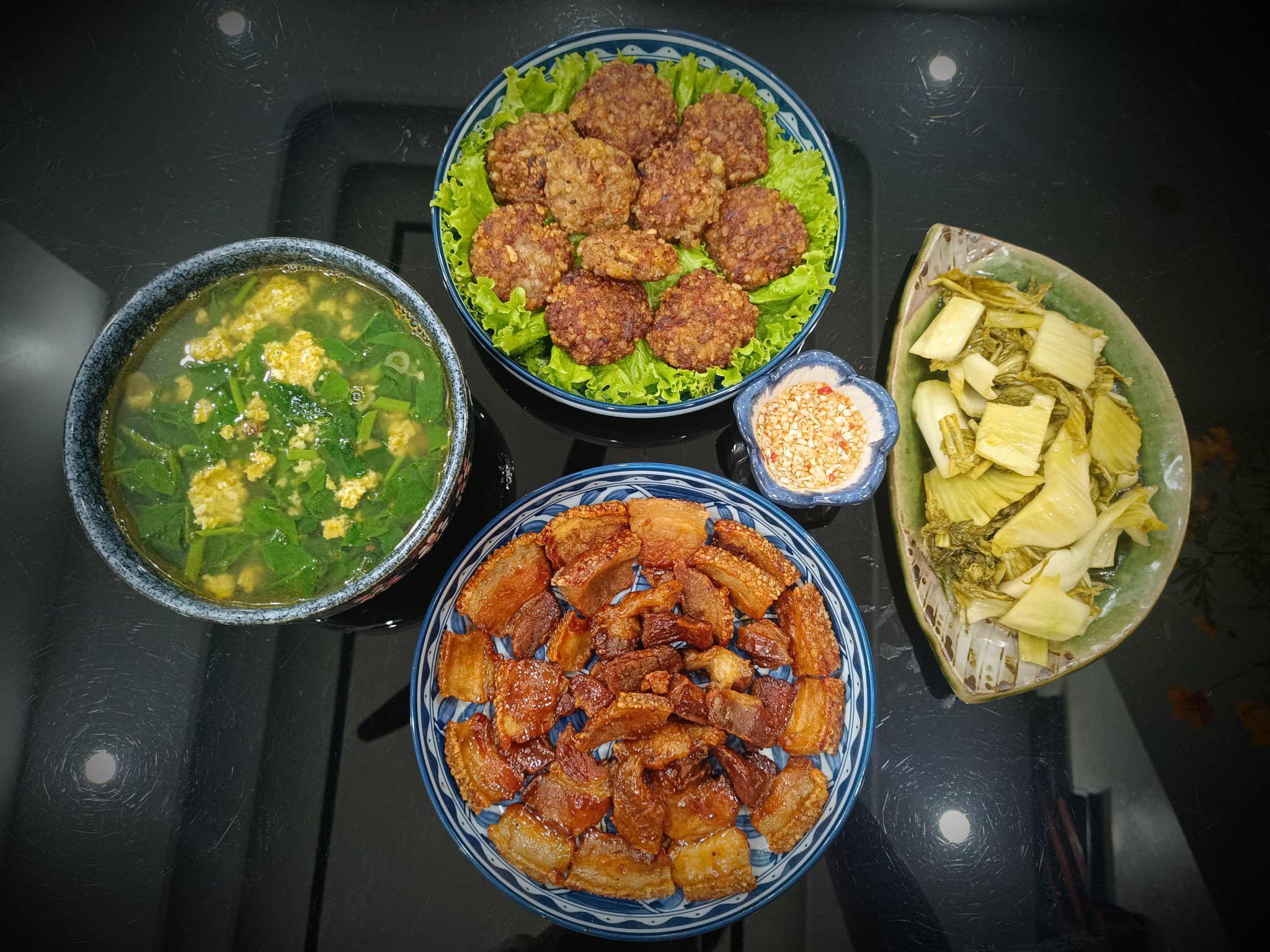 Tóp mỡ chiên - Canh cua - Chả cốm - Dưa