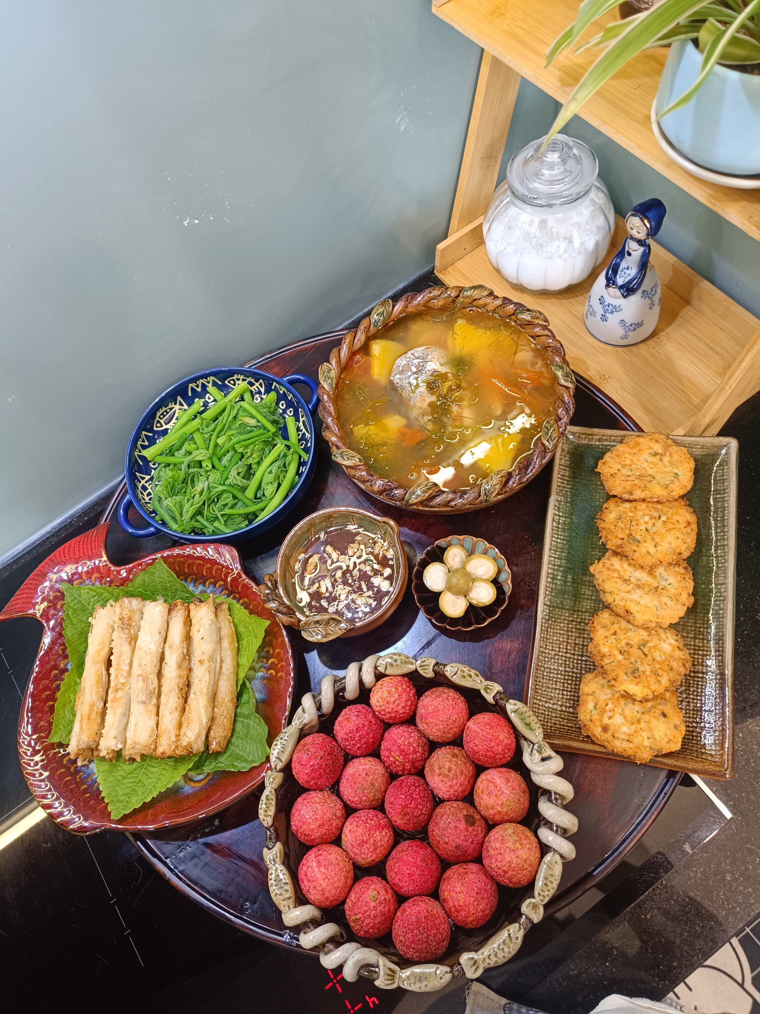 Canh chua cá thu&nbsp; - Ngọn bí luộc - Chả ram cá cơm - Chả thịt trứng - Sấu ngâm mắm - Vải thiều&nbsp;