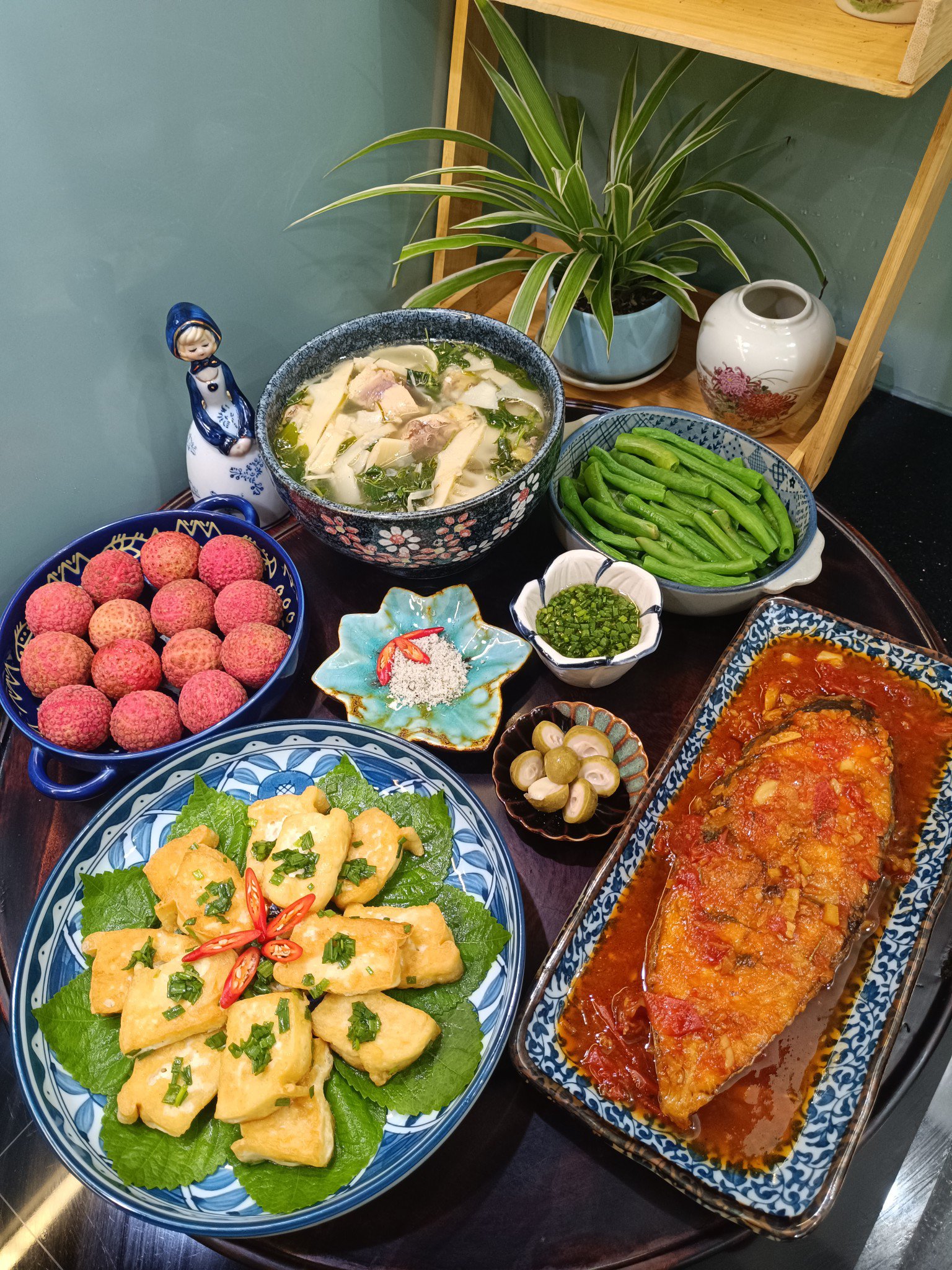 Canh gà măng chua lá é - Cá thu sốt cà chua - Đậu tẩm mắm hành - Đỗ luộc - Sấu ngâm mắm - Vải thiều&nbsp;