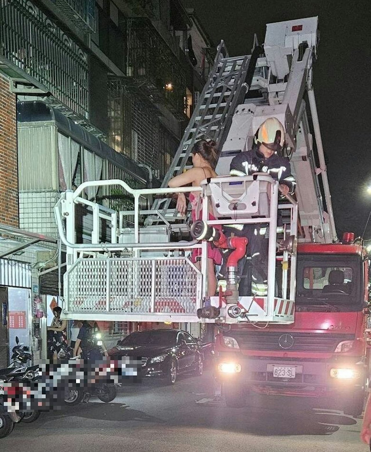 Tiểu tam mặc đồ ngủ, đứng chênh vênh trên mái hiên dọa tự tử - 3